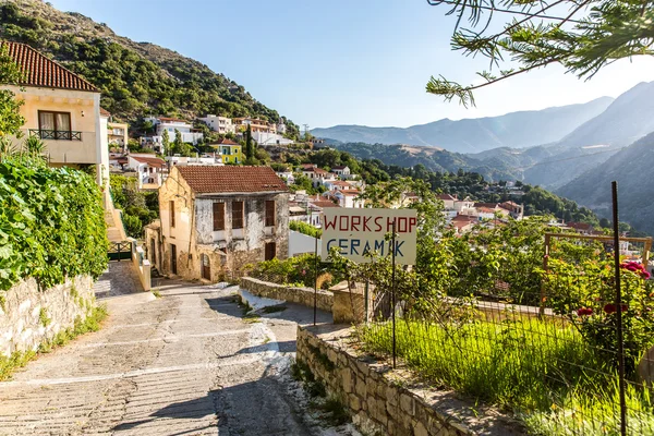 Piccolo villaggio cretan nell'isola di Creta, Grecia — Foto Stock