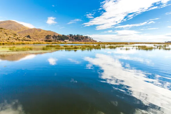 Titicacasjön, Sydamerika, ligger på gränsen mellan peru och bolivia. det sitter 3,812 m över havet, vilket gör det till en av de högsta kommersiellt segelbara sjöarna i världen. — Stockfoto