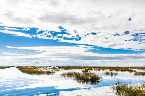 Lacul Titicaca, America de Sud, situat la granița dintre Peru și Bolivia — Fotografie, imagine de stoc