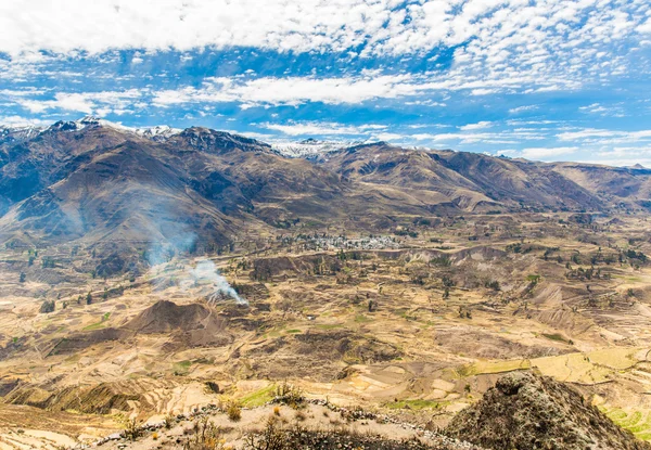 Colca kanion, peru, Ameryka Południowa. Inkowie zbudować rolnictwa tarasy ze stawem i urwiska. jeden z najgłębszych kanionów na świecie — Zdjęcie stockowe