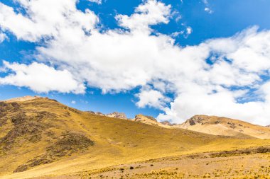 yol cusco: puno, peru, Güney Amerika. İnka kutsal Vadisi. muhteşem doğa dağlar ve mavi gökyüzü