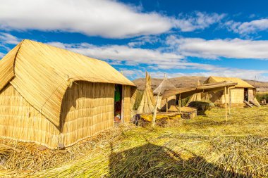 titicaca Gölü: puno, peru, Güney Amerika üzerinde yüzen ada thatched eve