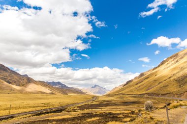 yol cusco: puno, peru, Güney Amerika. İnka kutsal Vadisi. muhteşem doğa dağlar ve mavi gökyüzü