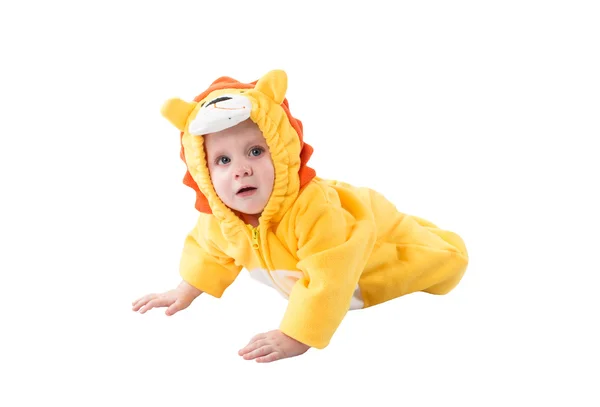 Çocuk çocuk, beyaz zemin üzerine izole aslan karnaval kıyafeti giymiş. Zodyak bebeğim - leo imzalamak. Çocukluk ve tatil kavramı — Stok fotoğraf