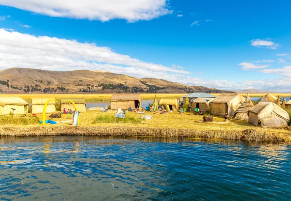 Drijvende eilanden aan het Titicacameer puno, peru, Zuid Amerika — Stockfoto