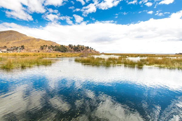 Lago Titicaca, América do Sul, localizado na fronteira do Peru e Bolívia — Fotografia de Stock