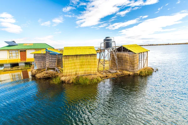 Floating Islands on Lake Titicaca Puno, Peru, South America,thatched home. — Stock Photo, Image