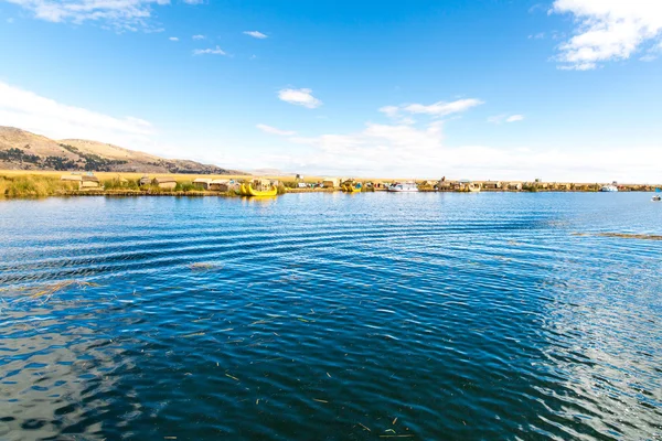 Tradiční reed lodi jezera titicaca, peru puno, Jižní Amerika. — Stock fotografie