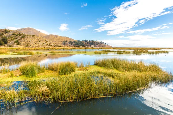 Lago Titicaca, América do Sul, localizado na fronteira do Peru e Bolívia — Fotografia de Stock