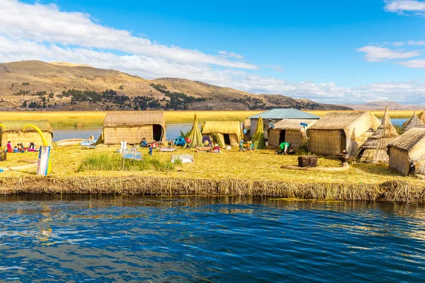 Drijvende eilanden aan het Titicacameer puno, peru, Zuid Amerika. — Stockfoto