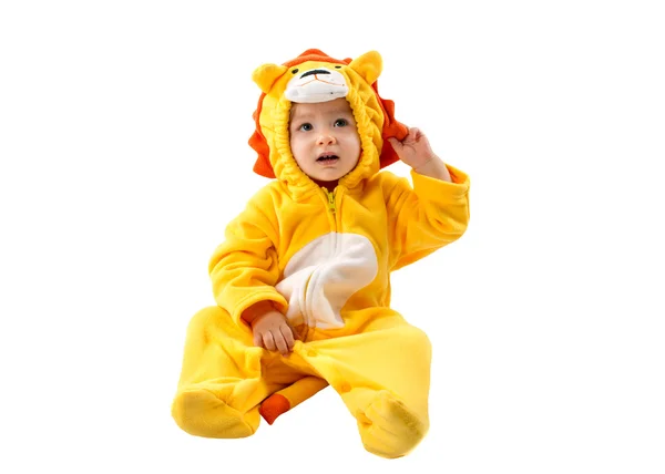 Menina, vestida em terno de carnavalesco de leão, isolada em fundo branco. Zodíaco de bebê - assine Leo. O conceito de infância e férias — Fotografia de Stock
