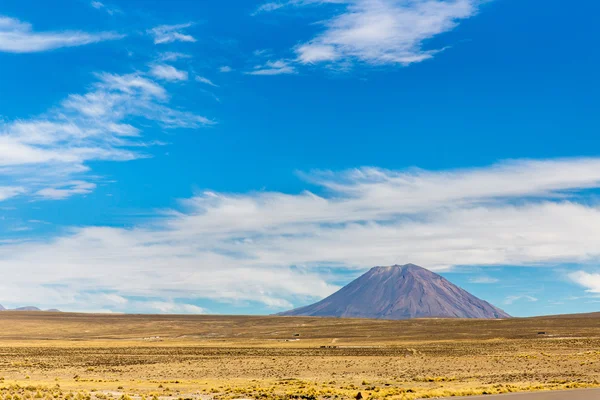 Vulkan. the andes, road cusco- puno, peru, südamerika — Stockfoto