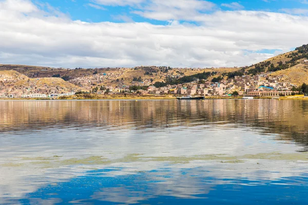 Lago Titicaca, América do Sul, localizado na fronteira do Peru e Bolívia — Fotografia de Stock