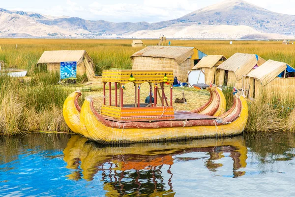 Traditionele riet boot het Titicacameer, peru, puno, uros, Zuid-Amerika. — Stockfoto