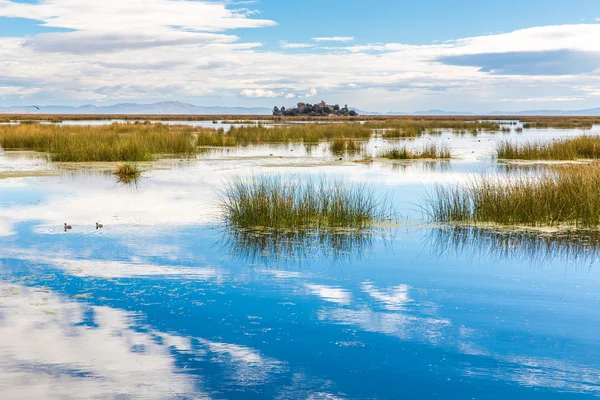 Lago Titicaca, América del Sur, ubicado en la frontera entre Perú y Bolivia — Foto de Stock