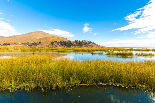 Het Titicacameer, Zuid-Amerika, gelegen op de grens van peru en bolivia — Stockfoto