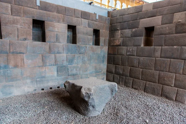 Inca Wall in ancient city of Machu Picchu, Peru, South America.Example of polygonal masonry and skill — Stock Photo, Image