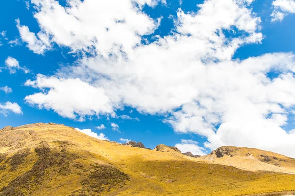 Yol cusco: puno, peru, Güney Amerika. İnka kutsal Vadisi. muhteşem doğa dağlar ve mavi gökyüzü — Stok fotoğraf