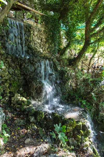 Cascata nel piccolo villaggio cretan nell'isola di Creta — Foto Stock