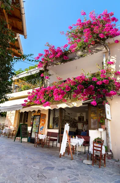 Straat café in klein Kretenzer dorp in Kreta, Griekenland — Stockfoto