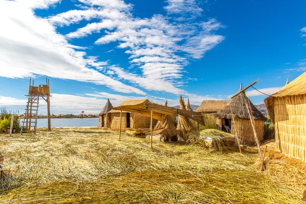 Drijvende eilanden aan het Titicacameer puno, peru, Zuid Amerika. — Stockfoto