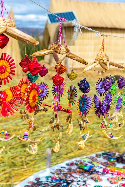 Souvenir aus Schilf auf schwimmenden Inseln im Titicacasee, Peru, Südamerika. — Stockfoto