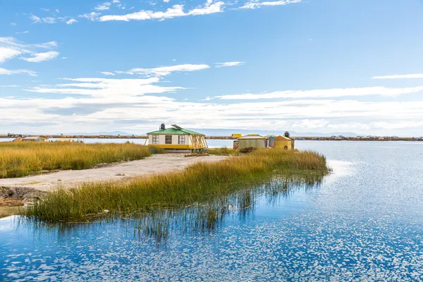 Titicaca Gölü: puno, peru, Güney Amerika, eve thatched üzerinde yüzen ada — Stok fotoğraf