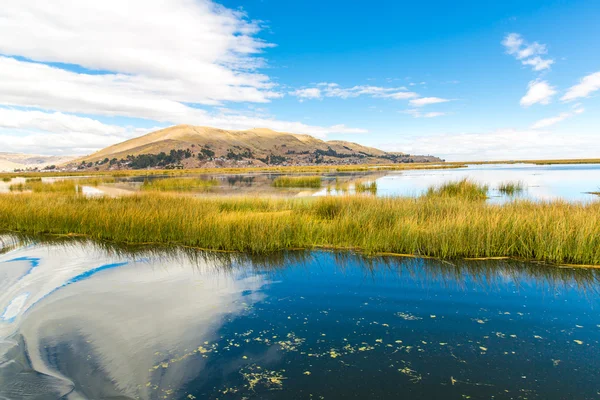 Titicacasjön, Sydamerika, ligger på gränsen mellan peru och bolivia — Stockfoto