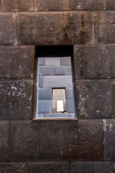 Inca Wall in ancient city of Machu Picchu, Peru, South America.Example of polygonal masonry and skill — Stock Photo, Image