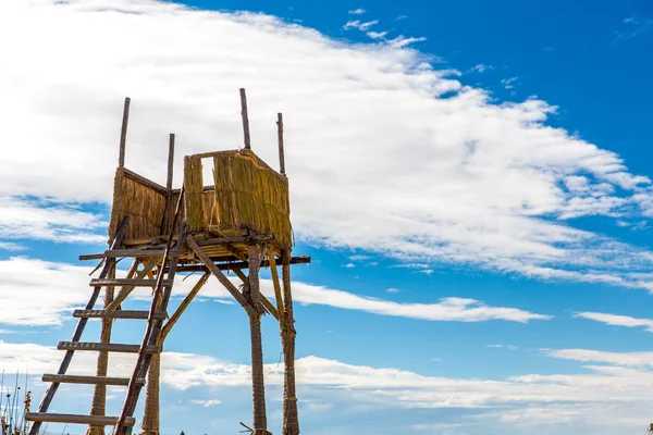 Doškové věž na plovoucí ostrovy na jezeře titicaca puno, peru, Jižní Amerika. — Stock fotografie