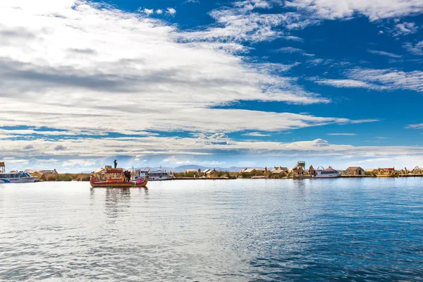 Traditional reed boat lake Titicaca, Peru, Puno, South America. — Stock Photo, Image