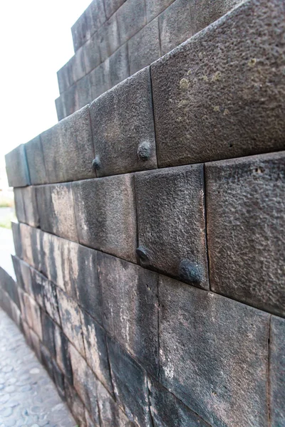 Inca Wall in ancient city of Machu Picchu, Peru, South America.Example of polygonal masonry and skill — Stock Photo, Image