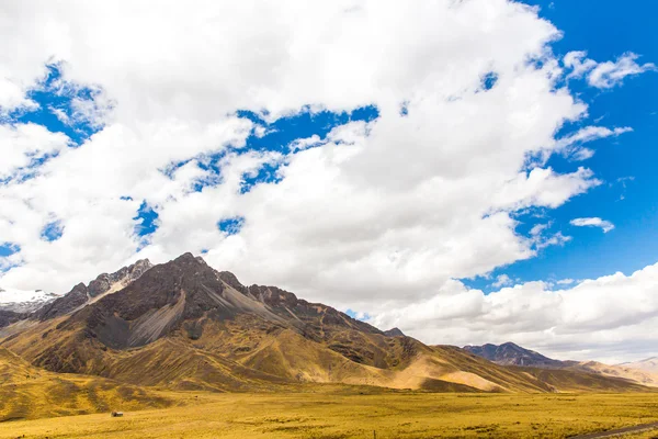 Yol cusco: puno, peru, Güney Amerika. İnka kutsal Vadisi. muhteşem doğa dağlar ve mavi gökyüzü — Stok fotoğraf