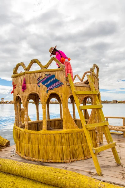 Traditional reed boat lake Titicaca,Peru,Puno,Uros,South America — Stock Photo, Image