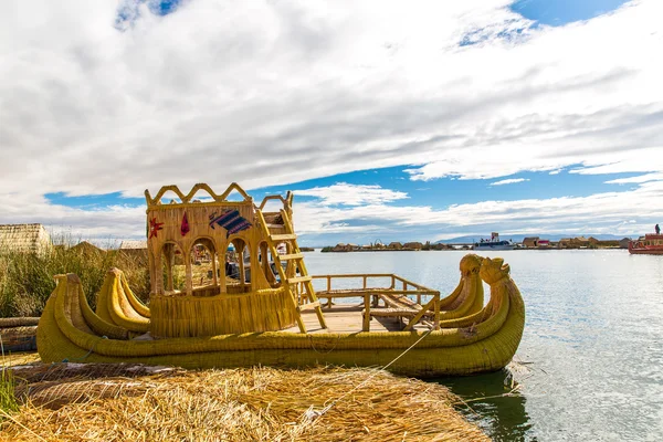 Traditionele riet boot het Titicacameer, peru, puno, uros, Zuid-Amerika. — Stockfoto