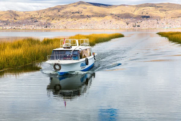 Titicacasjön, Sydamerika, ligger på gränsen mellan peru och bolivia — Stockfoto