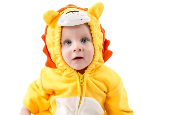 Barn pojke, klädd i lion karneval kostym, isolerad på vit bakgrund. Baby zodiac - logga leo. begreppet barndom och semester — Stockfoto