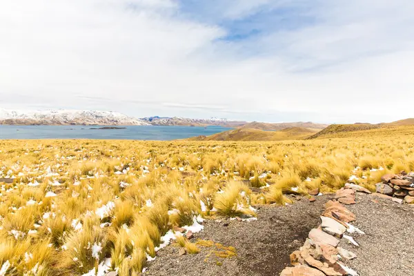 Road Cusco- Puno, Peru,South America. Sacred Valley of the Incas. Spectacular nature of mountains and blue sky — Stock Photo, Image