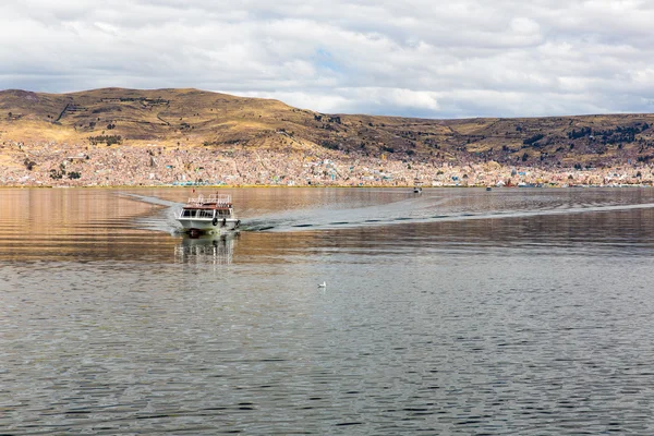 Titicacasjön, Sydamerika, ligger på gränsen mellan peru och bolivia. — Stockfoto