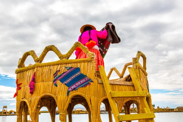 Danau perahu tradisional Titicaca, Peru, Puno, Amerika Selatan — Stok Foto