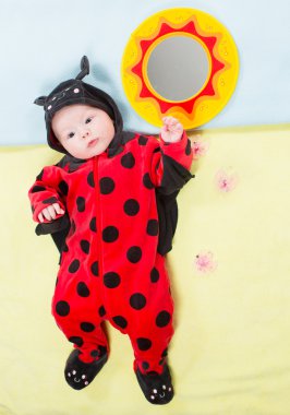 uğur böceği kostümü giymiş kız bebek,