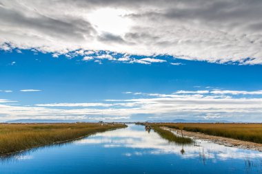 titicaca Gölü üzerindeki yüzen ada