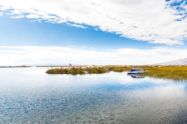 Flytande öar på Titicacasjön puno — Stockfoto