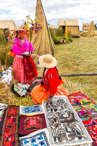 Сувенир на плавучих островах Титикака, Перу — стоковое фото