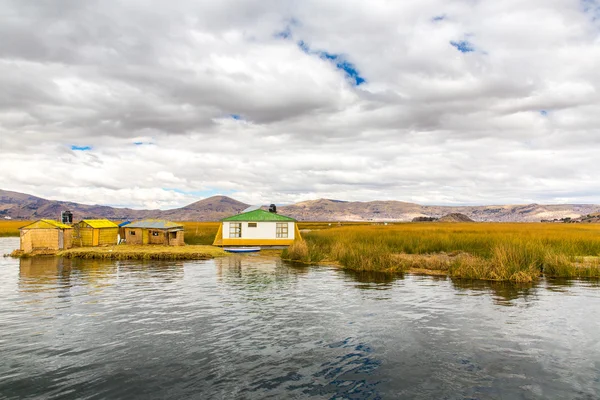 Drijvende eilanden aan het Titicacameer puno — Stockfoto