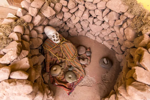 Embalmed mummy and skull in Peru. — Stock Photo, Image