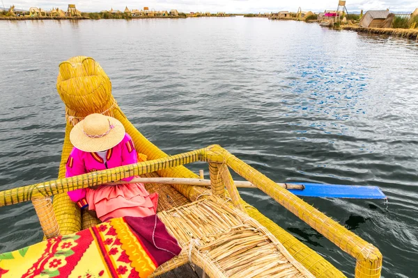 Bateau traditionnel roseau lac Titicaca — Photo