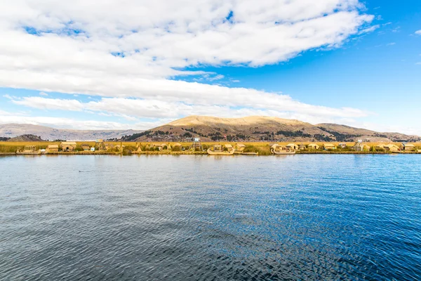 Tradiční reed lodi jezera titicaca, peru — Stock fotografie