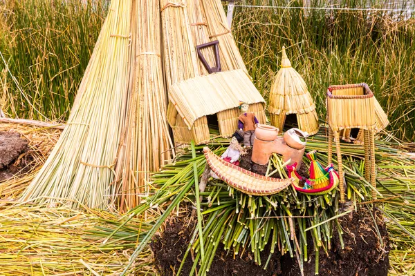 Souvenir uit reed op drijvende eilanden — Stockfoto