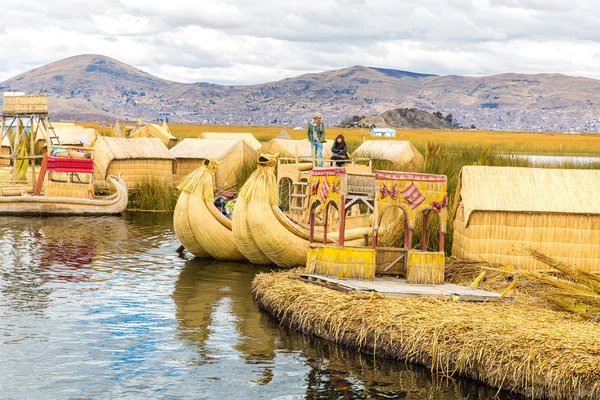 Reed boot het Titicacameer, peru — Stockfoto